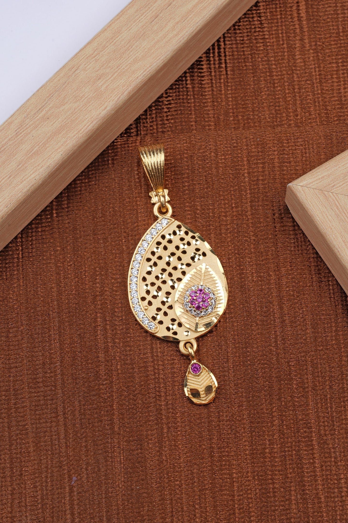Stylish Daily Wear Forming Micro Gold Plating Pendant Set With Chain