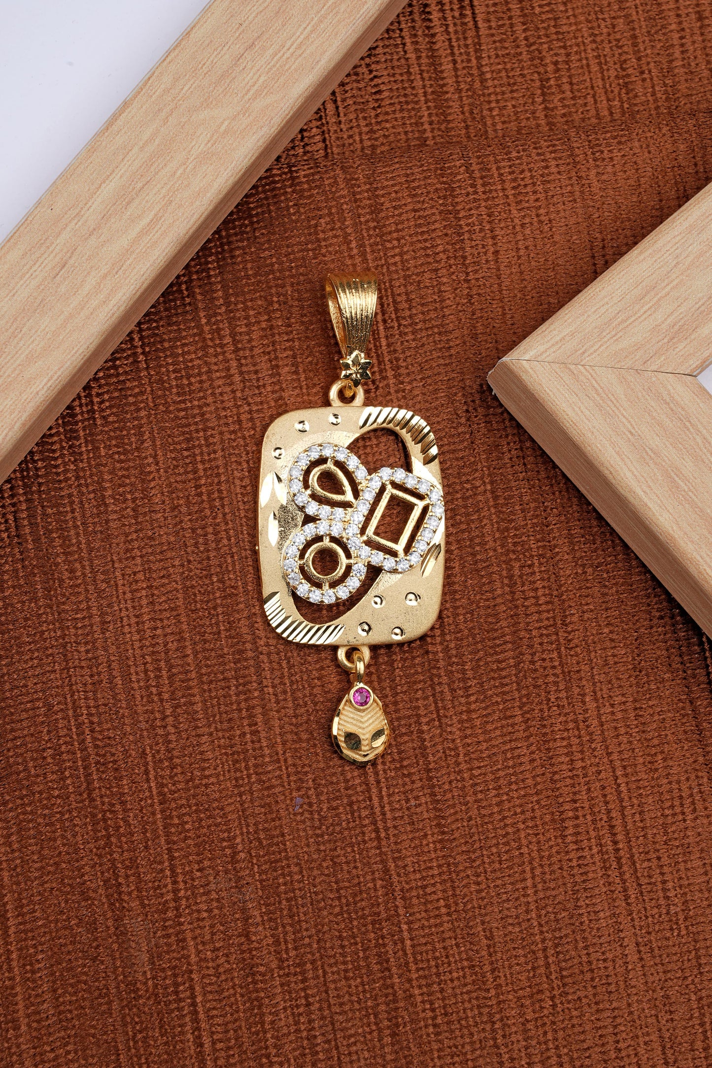 Stylish Daily Wear Forming Micro Gold Plating Pendant Set With Chain