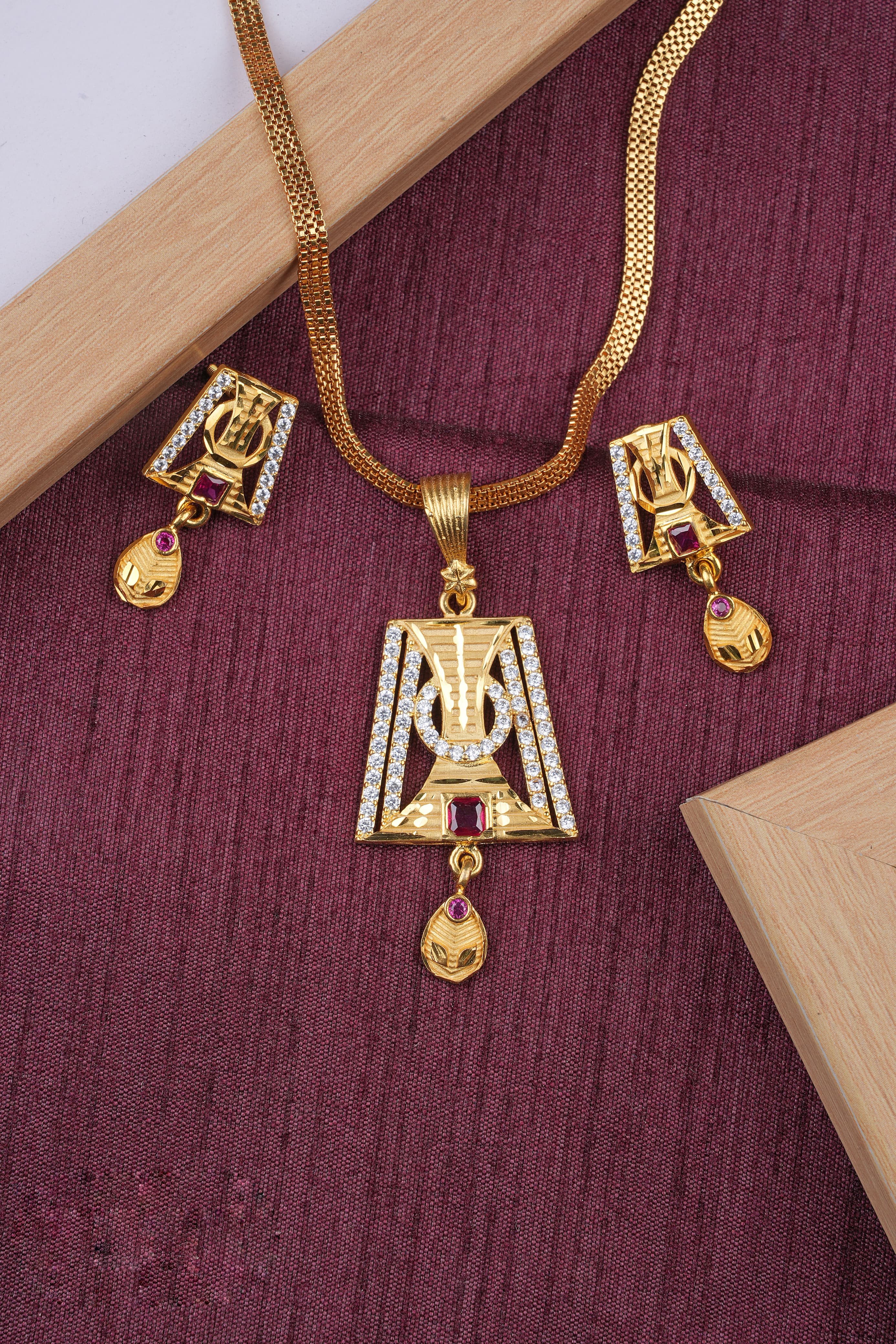 Stylish Daily Wear Forming Micro Gold Plating Pendant Set With Chain