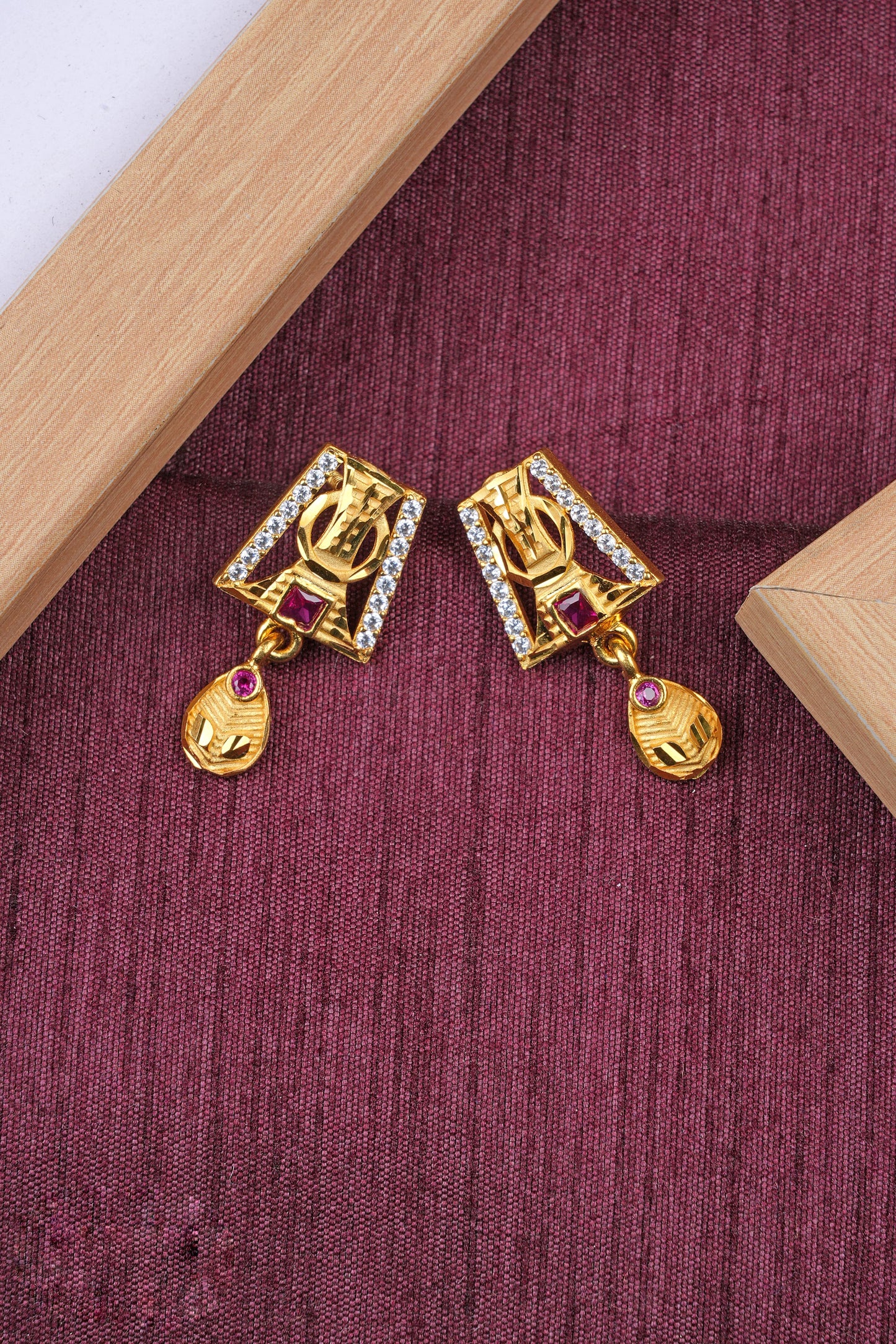 Stylish Daily Wear Forming Micro Gold Plating Pendant Set With Chain