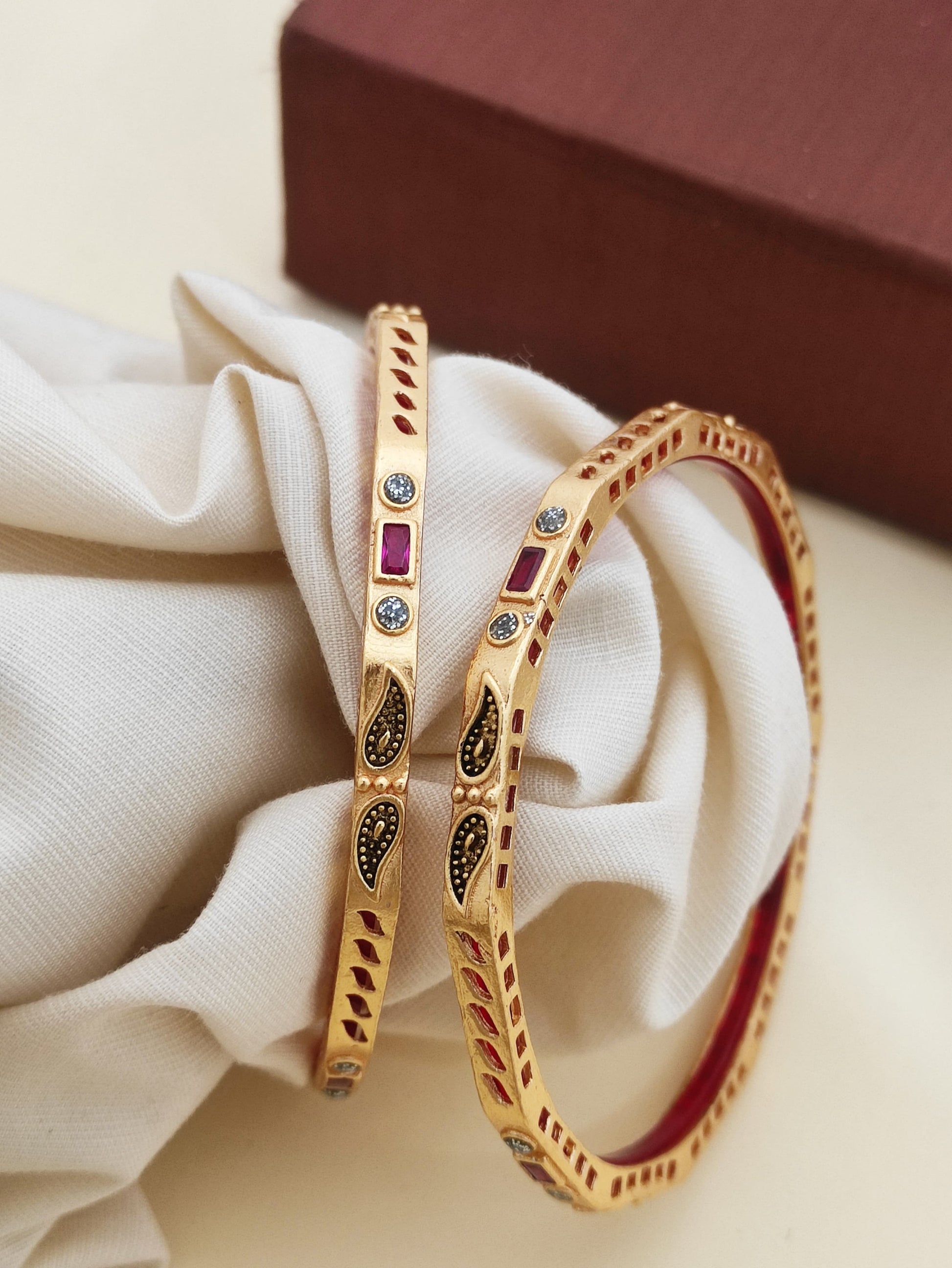 Beautiful Designer Bangles Pack Of 2 Piece (1 Pair)