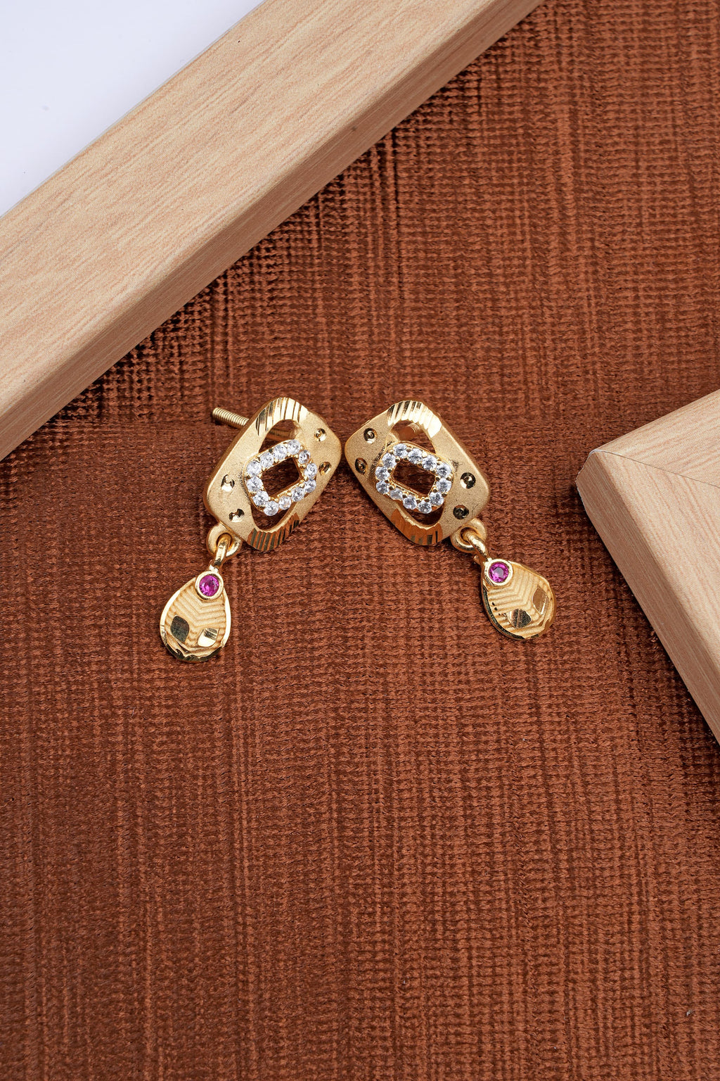 Stylish Daily Wear Forming Micro Gold Plating Pendant Set With Chain