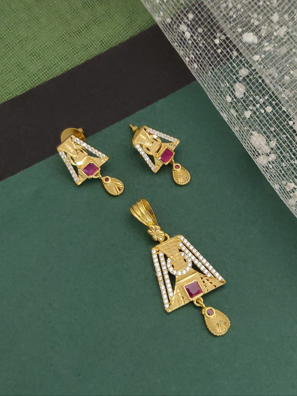 Stylish Daily Wear Forming Micro Gold Plating Pendant Set With Chain