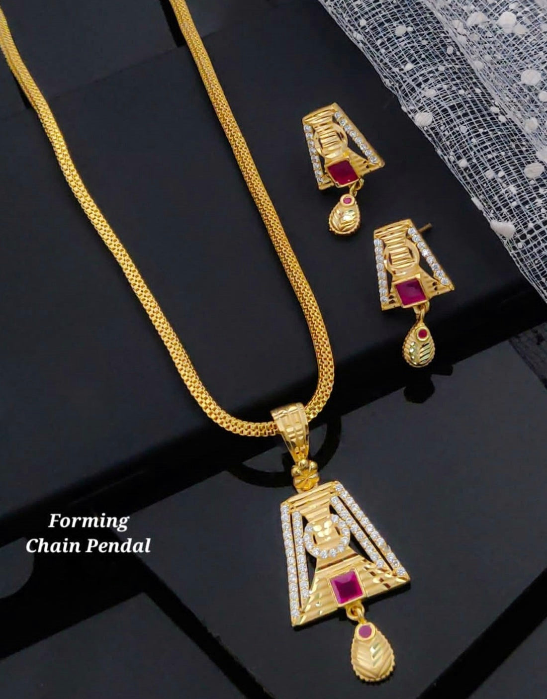 Stylish Daily Wear Forming Micro Gold Plating Pendant Set With Chain
