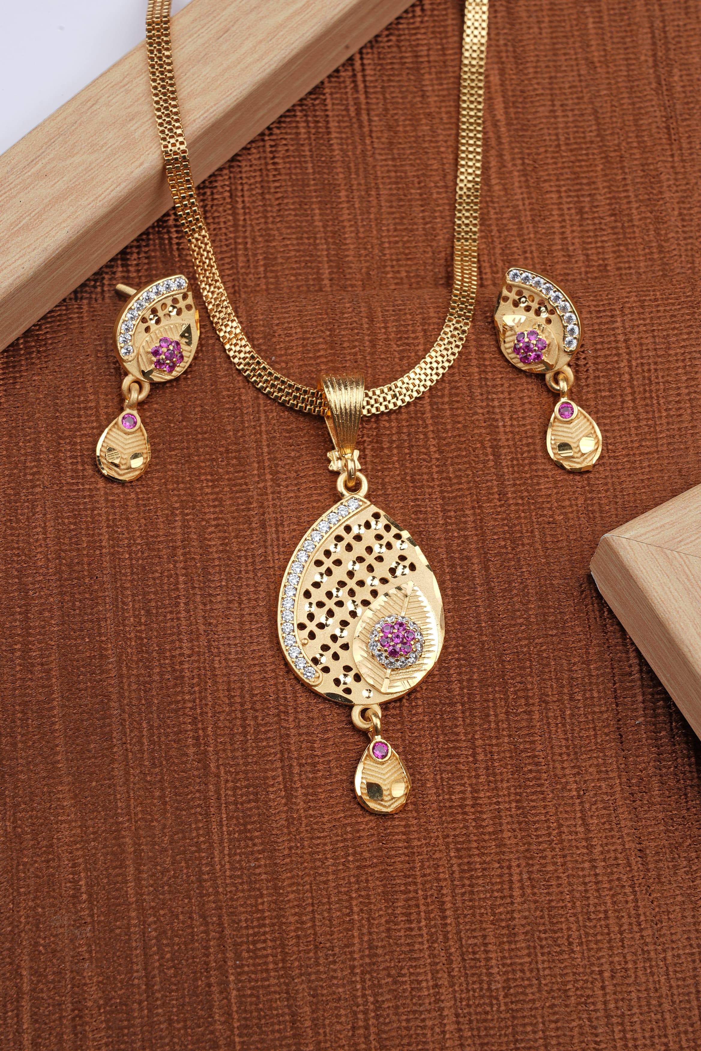Stylish Daily Wear Forming Micro Gold Plating Pendant Set With Chain
