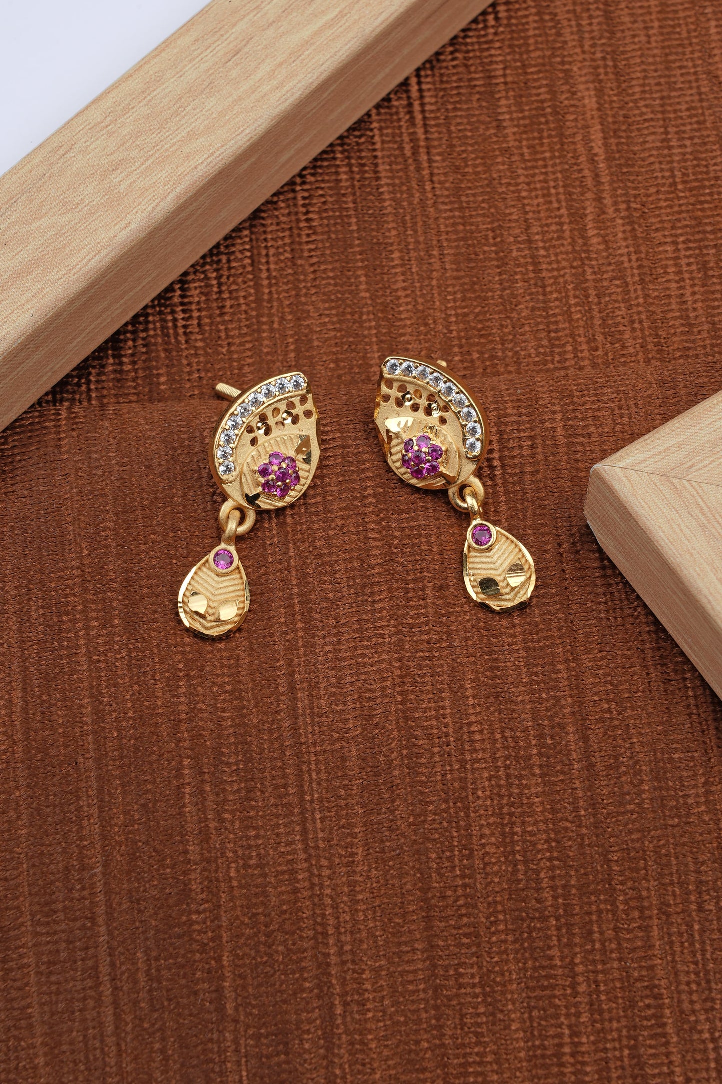 Stylish Daily Wear Forming Micro Gold Plating Pendant Set With Chain