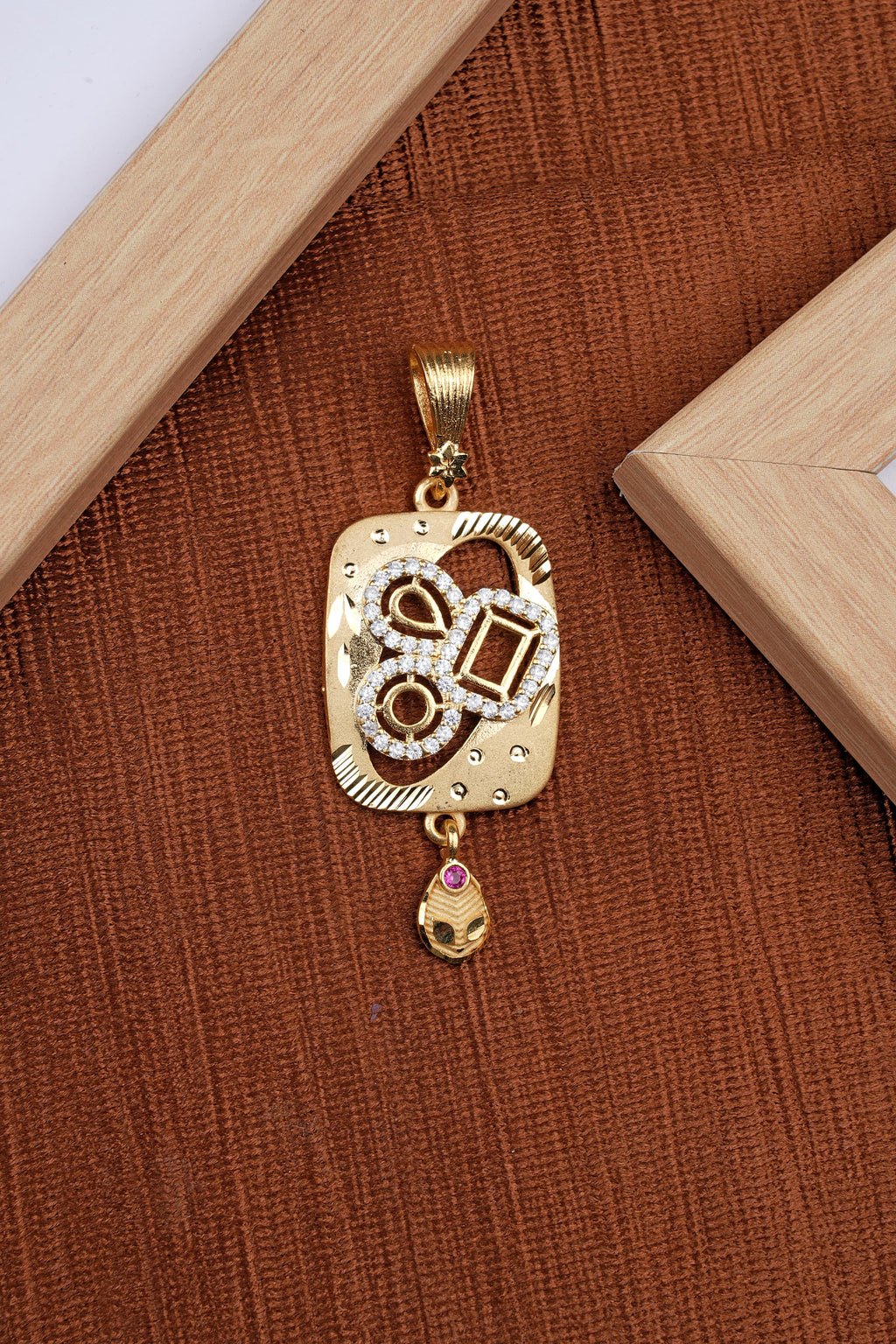 Stylish Daily Wear Forming Micro Gold Plating Pendant Set With Chain