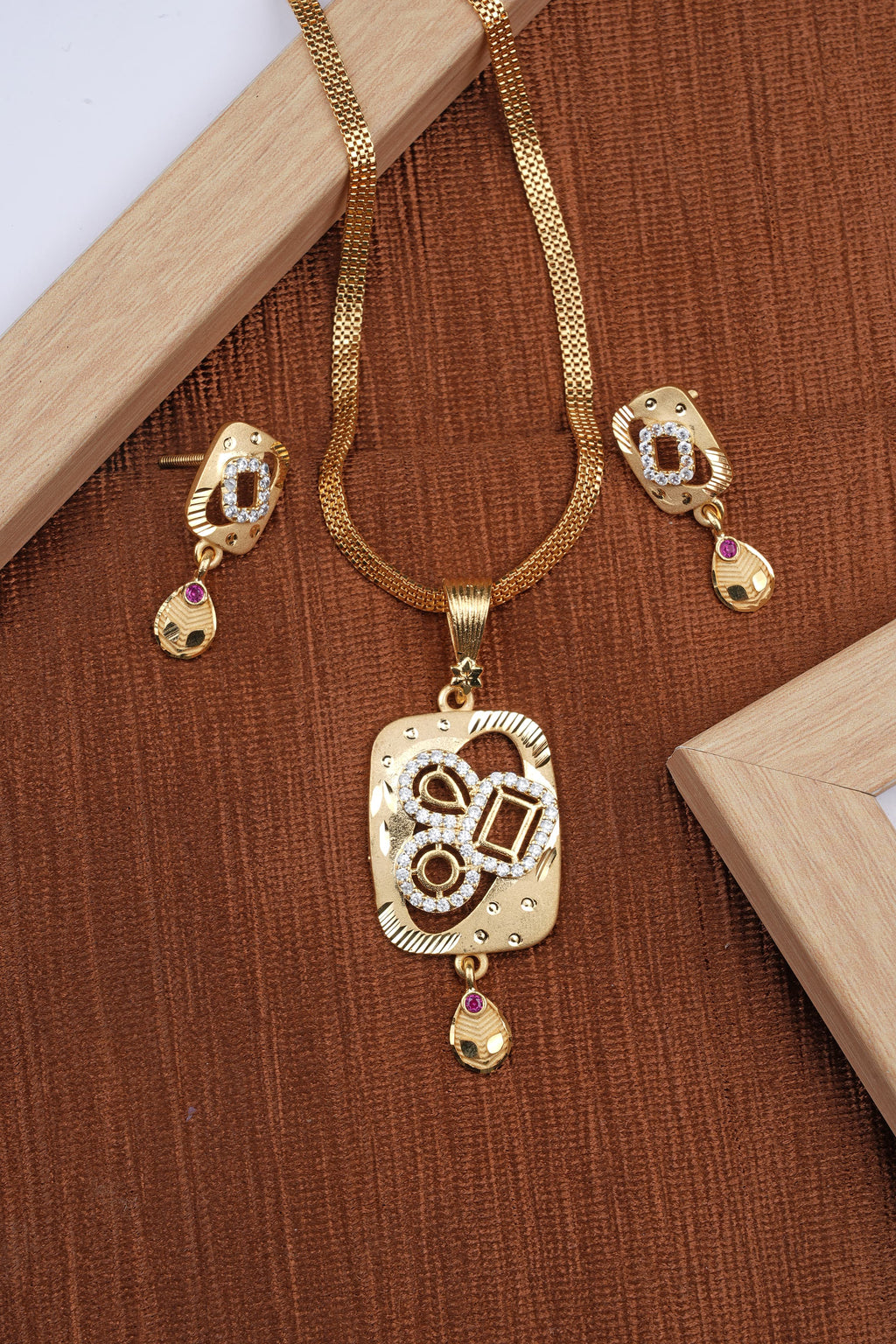 Stylish Daily Wear Forming Micro Gold Plating Pendant Set With Chain